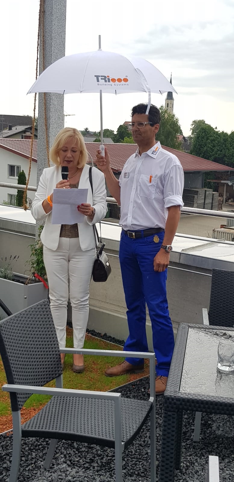 Begüßung der Geschäftspartner durch Bürgermeisterin Rosa-Maria Maurer und Geschäftsführer Christian Verschl auf der Dachterrasse