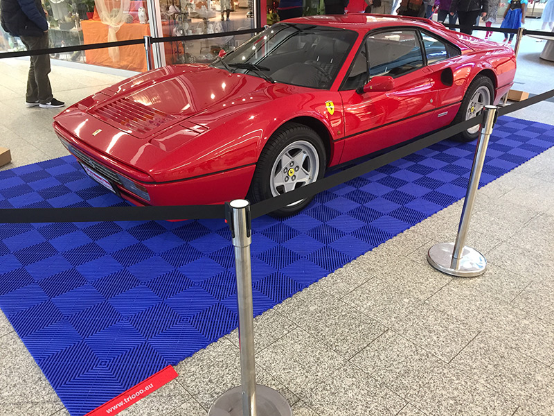 Ferrari mit blauem PVC Boden
